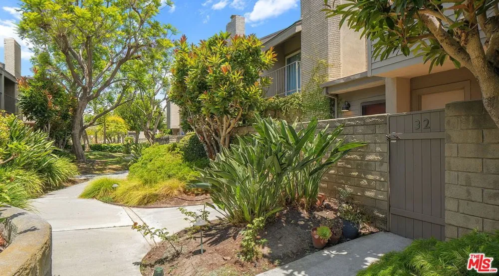 32 Village Pkwy Santa Monica, CA 90405