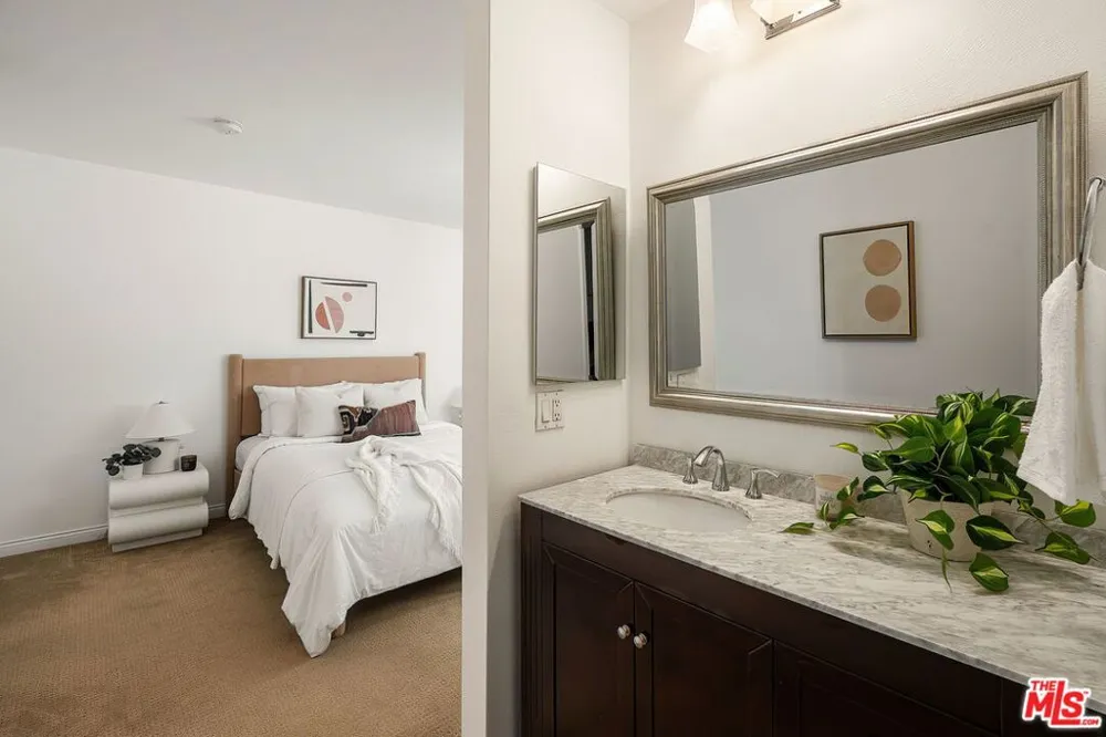 32 Village Pkwy Santa Monica, CA 90405