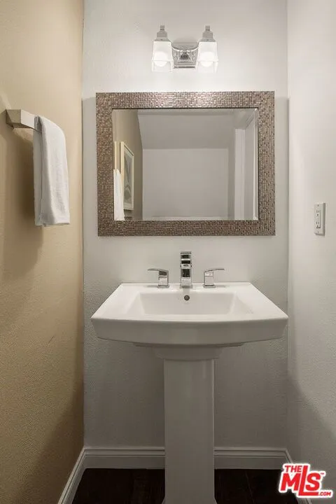 32 Village Pkwy Santa Monica, CA 90405