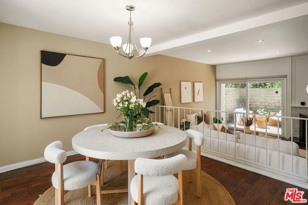 32 Village Pkwy Santa Monica, CA 90405