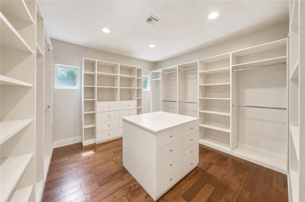4822 Valjean Avenue Encino, CA 91436