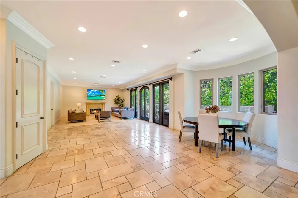 4822 Valjean Avenue Encino, CA 91436