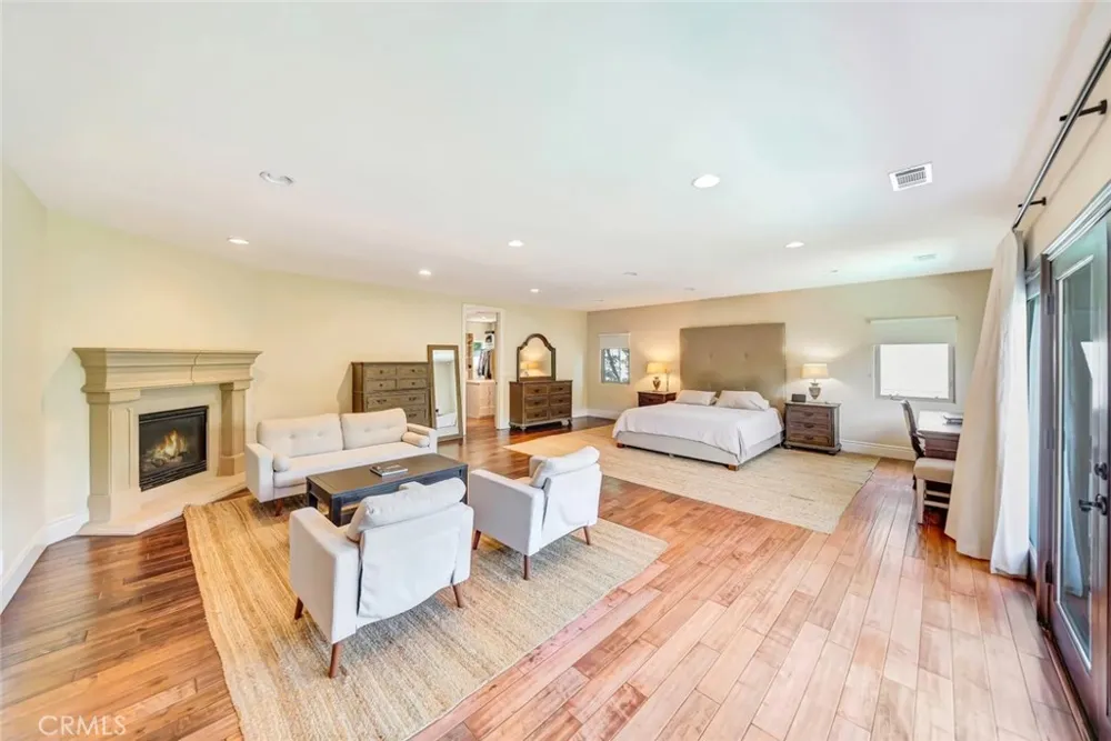 4822 Valjean Avenue Encino, CA 91436