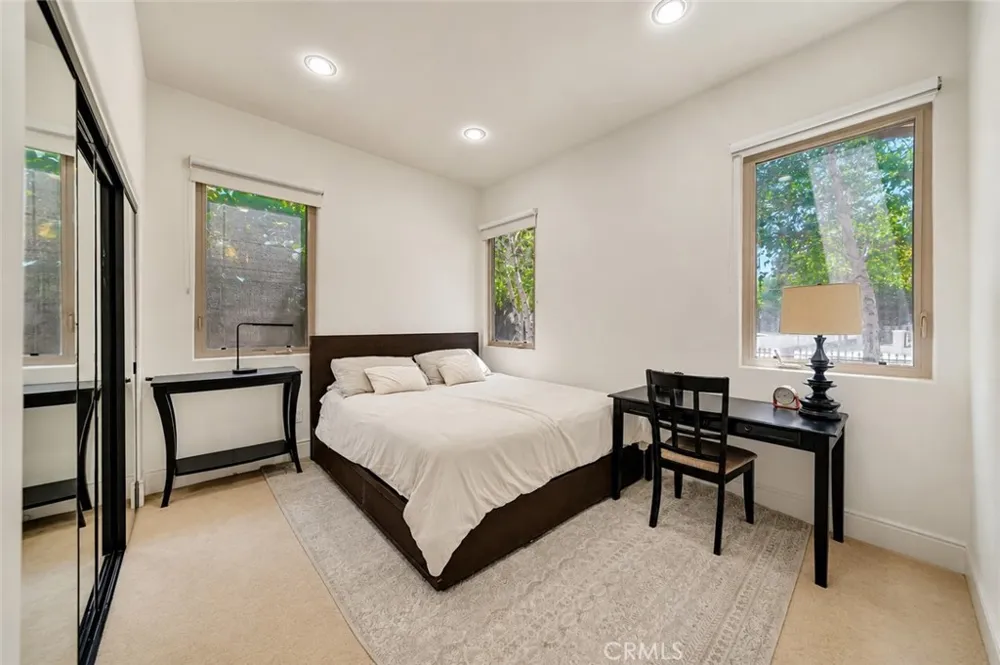 4822 Valjean Avenue Encino, CA 91436
