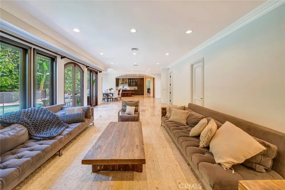 4822 Valjean Avenue Encino, CA 91436