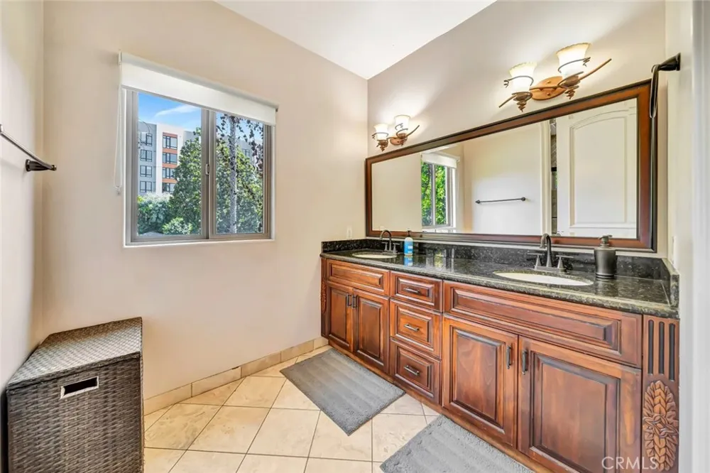 4822 Valjean Avenue Encino, CA 91436
