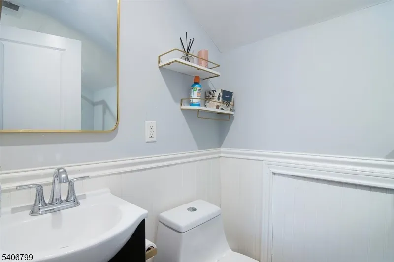 113 Sanford St East Orange City, NJ 07018