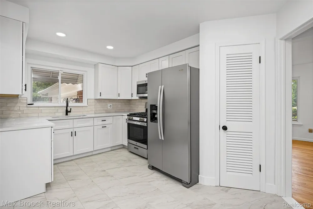 31767 W 13 Mile Road Farmington Hills City, MI 48334