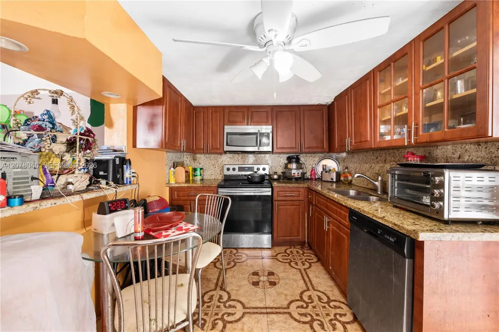 390 NE 166th St North Miami, FL 33162