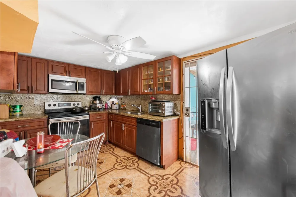 390 NE 166th St North Miami, FL 33162