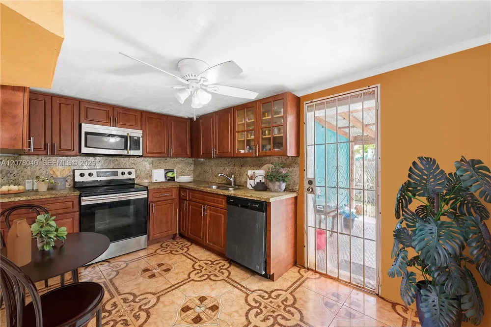 390 NE 166th St North Miami, FL 33162