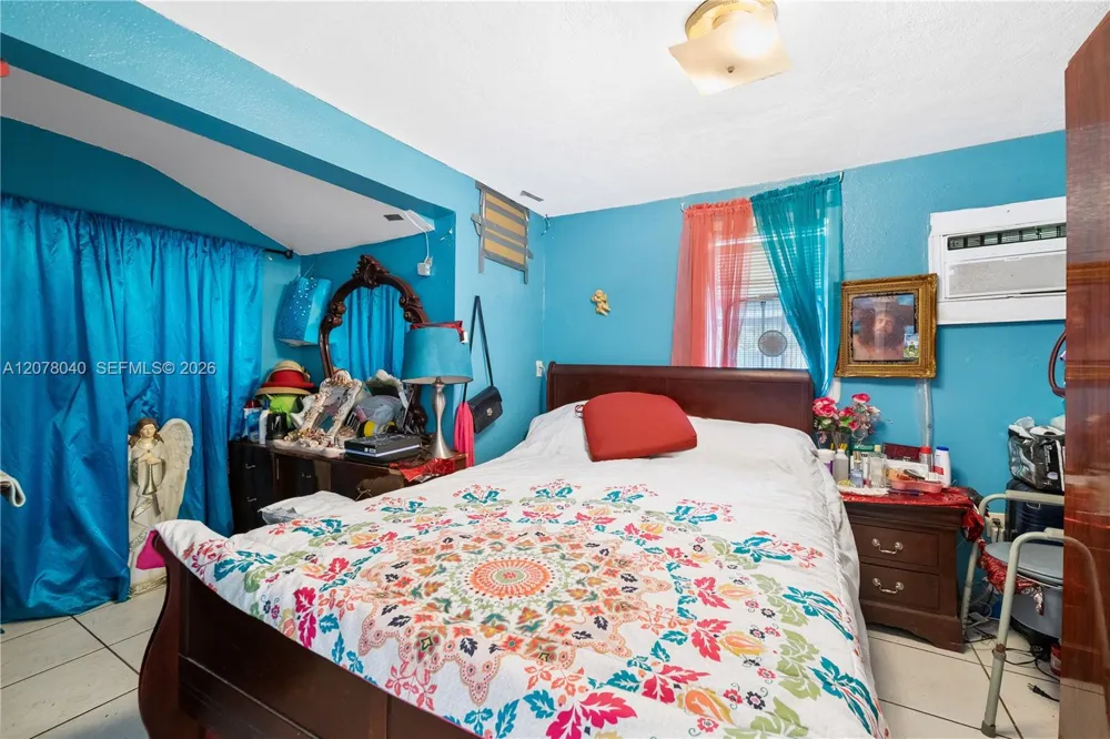 390 NE 166th St North Miami, FL 33162