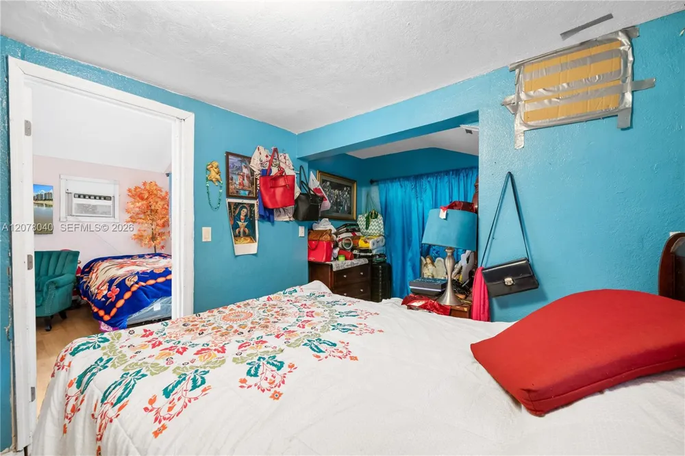 390 NE 166th St North Miami, FL 33162