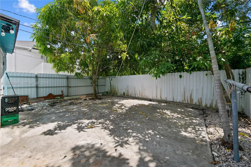 390 NE 166th St North Miami, FL 33162