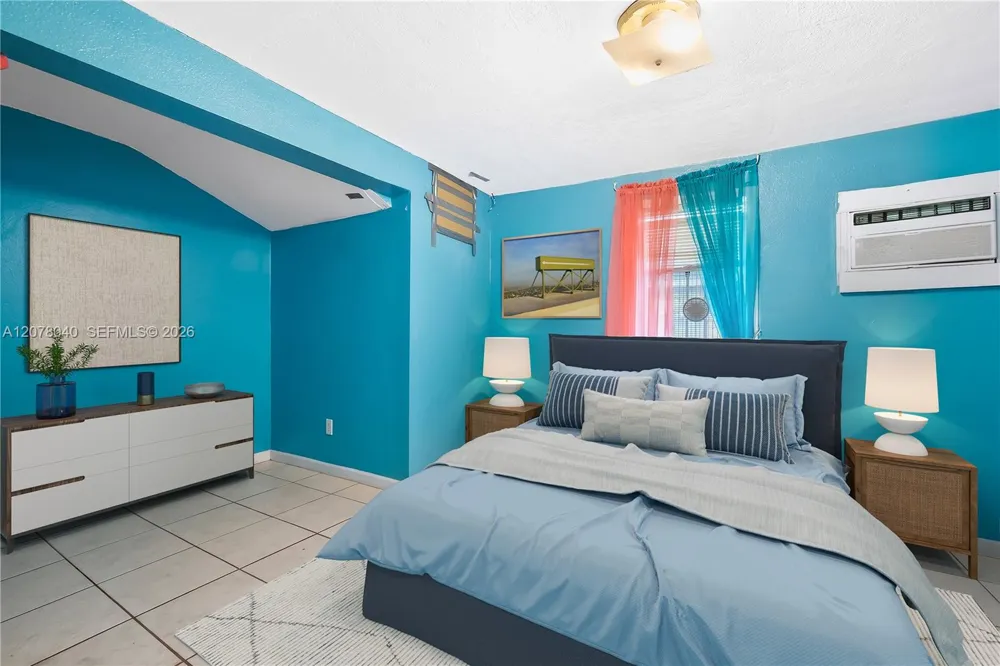 390 NE 166th St North Miami, FL 33162