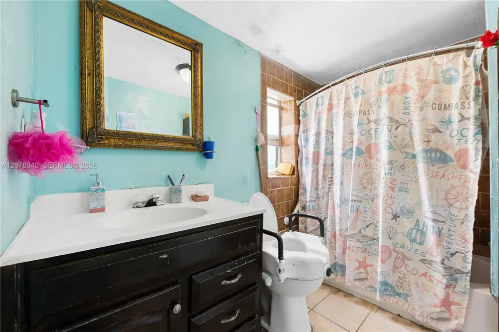 390 NE 166th St North Miami, FL 33162