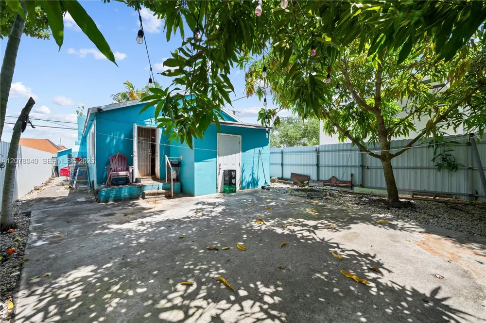 390 NE 166th St North Miami, FL 33162