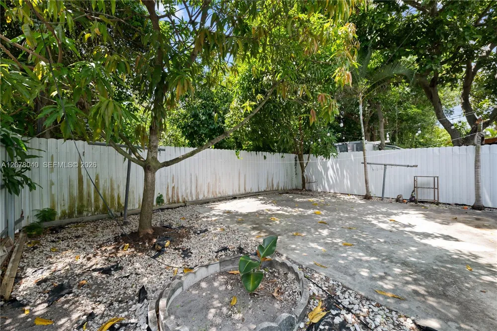 390 NE 166th St North Miami, FL 33162