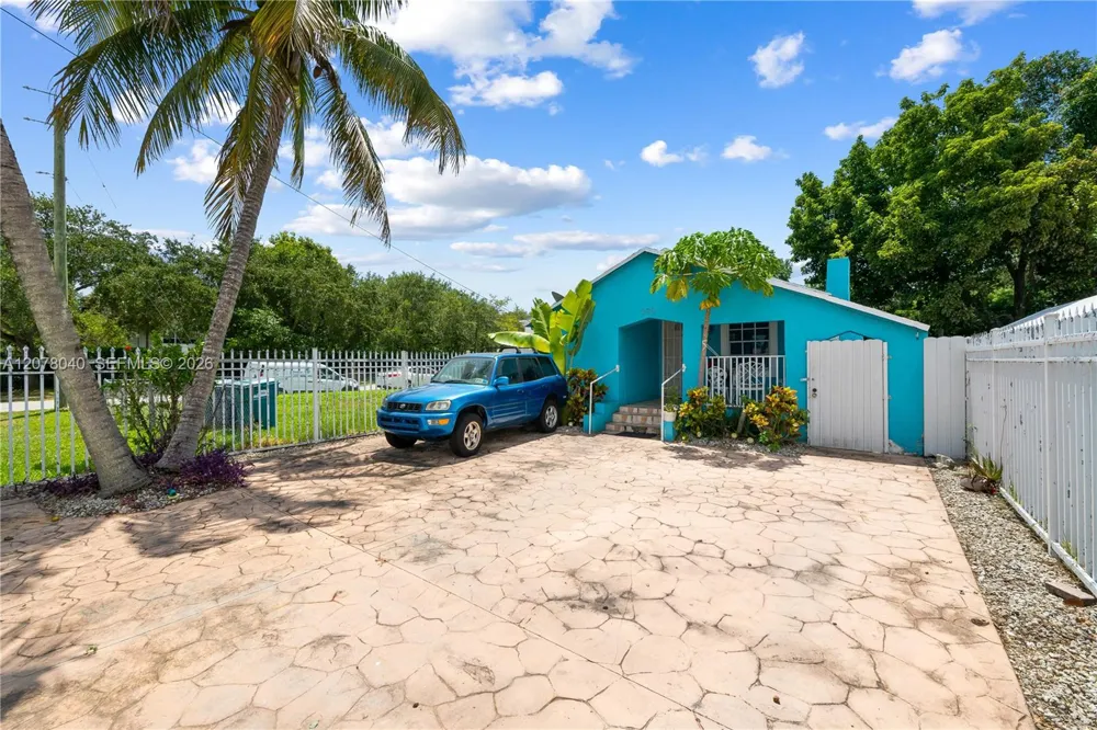 390 NE 166th St North Miami, FL 33162