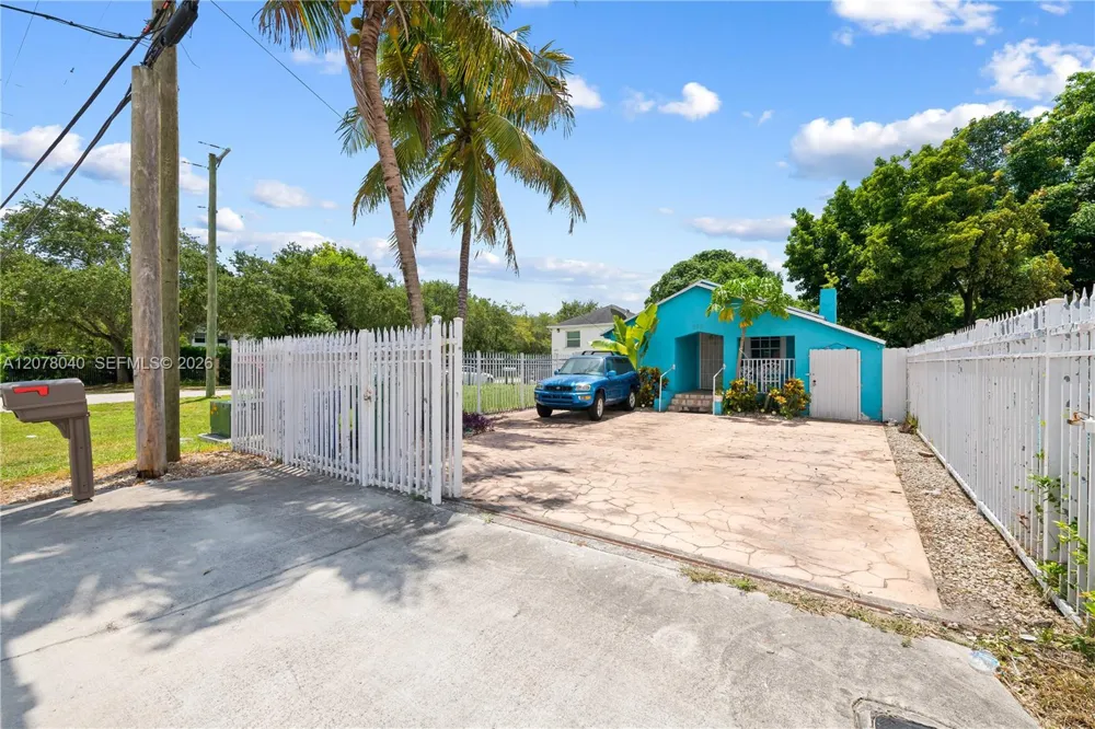 390 NE 166th St North Miami, FL 33162