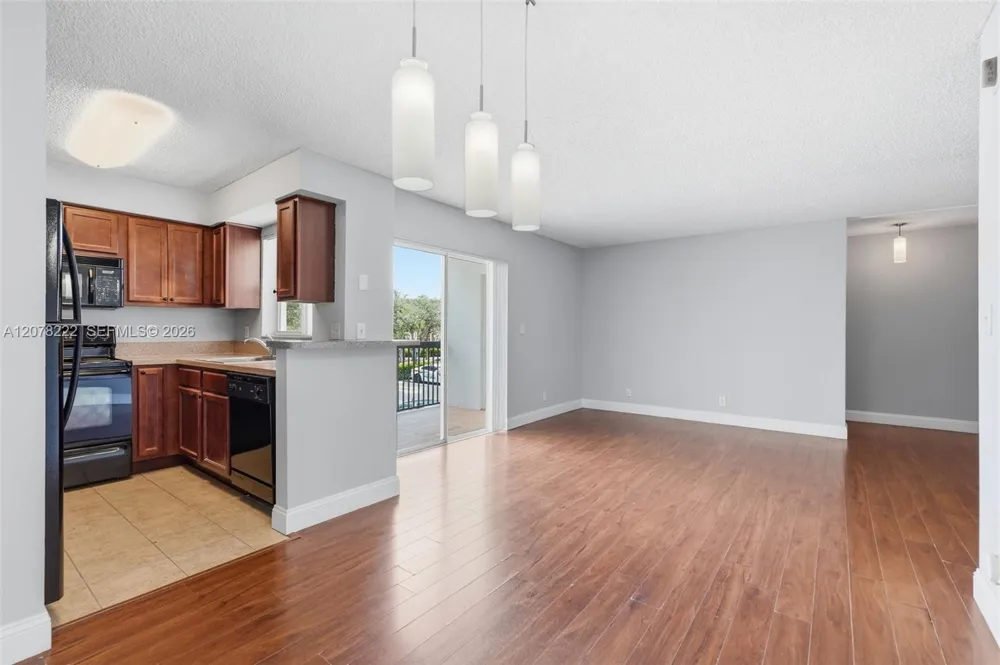 7610 Westwood Dr #122 Tamarac, FL 33321