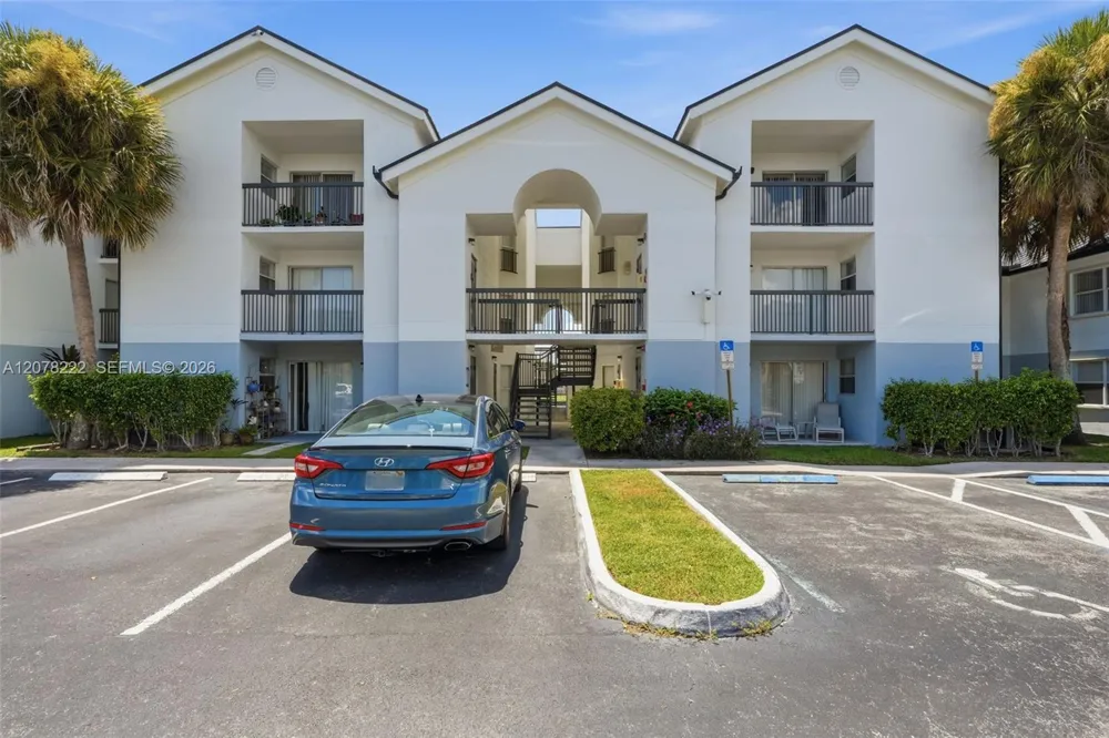 7610 Westwood Dr #122 Tamarac, FL 33321