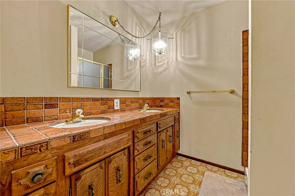 587 W Donna Drive Merced, CA 95348
