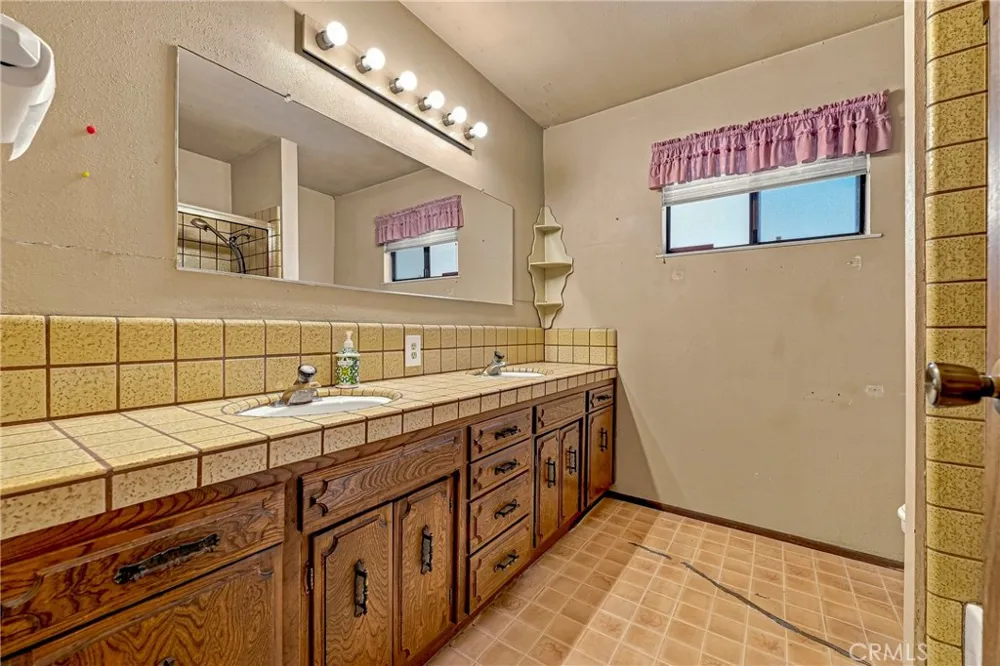 587 W Donna Drive Merced, CA 95348