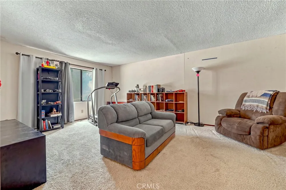 587 W Donna Drive Merced, CA 95348