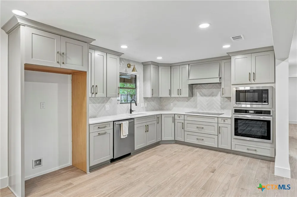 221 Montwood Seguin, TX 78155
