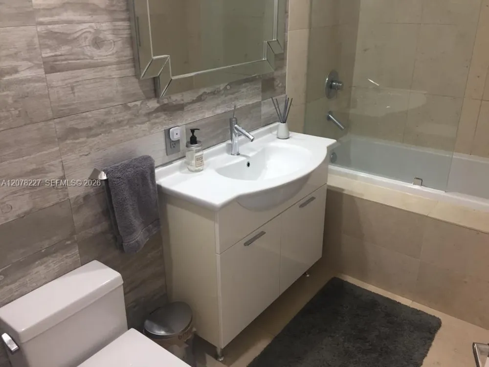 485 Brickell Ave #1811 Miami, FL 33131