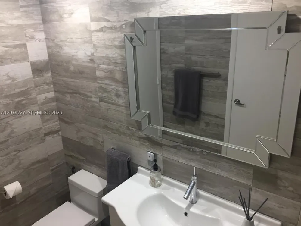 485 Brickell Ave #1811 Miami, FL 33131