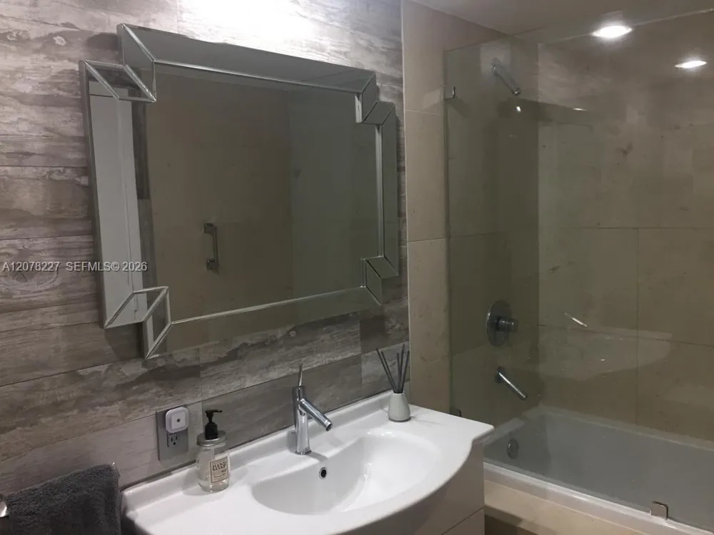 485 Brickell Ave #1811 Miami, FL 33131