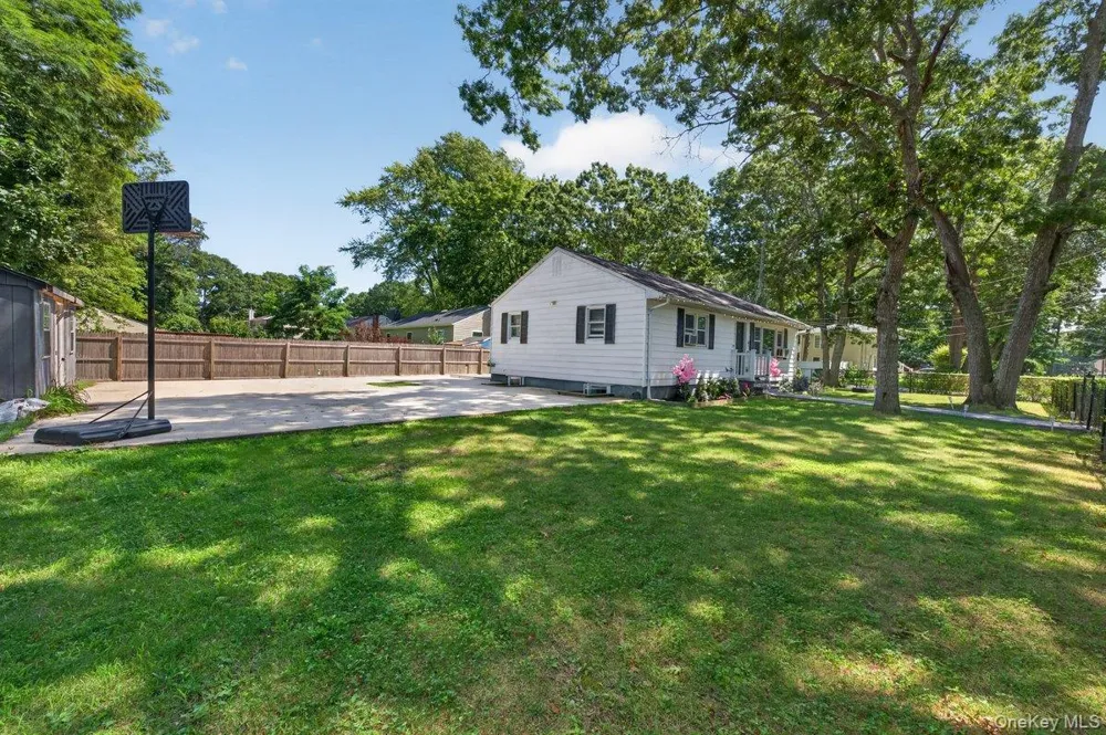 287 Whittier Drive Mastic Beach, NY 11951