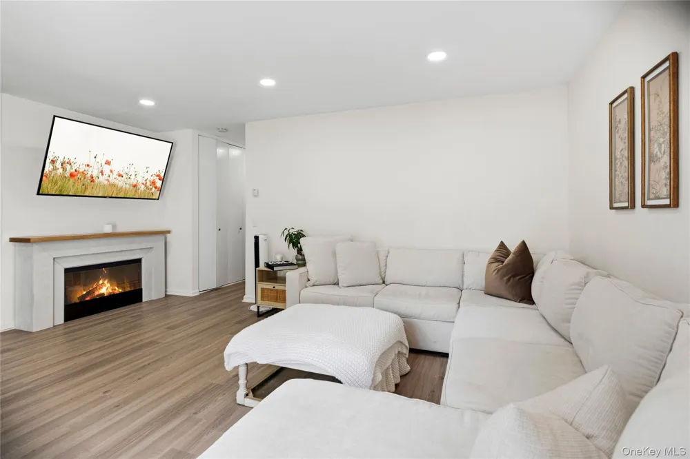 36 Richmond Boulevard #4A Ronkonkoma, NY 11779