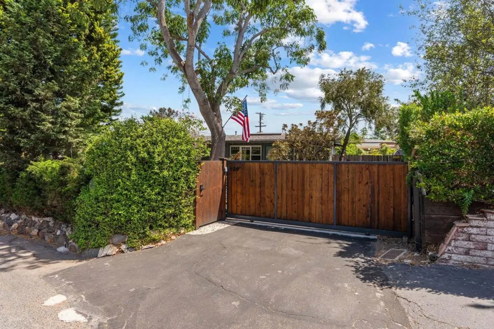 939 OCEAN VIEW AVENUE Encinitas, CA 92024