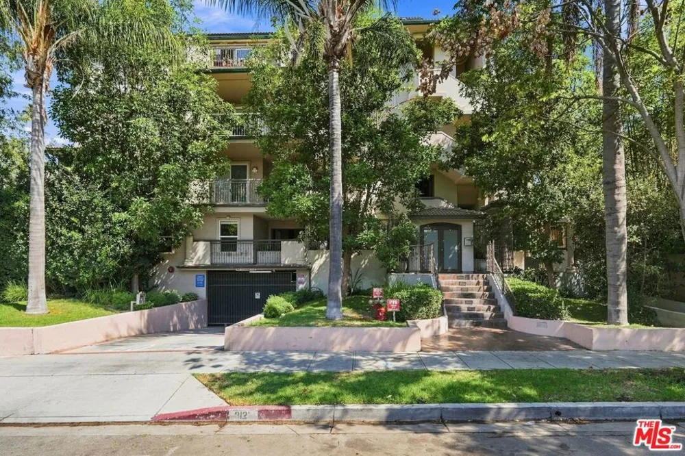 8121 Norton Avenue #403 West Hollywood, CA 90046