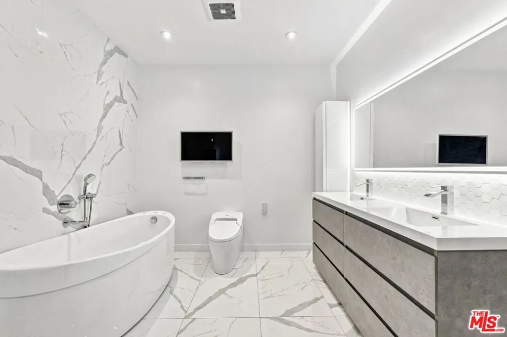 8121 Norton Avenue #403 West Hollywood, CA 90046
