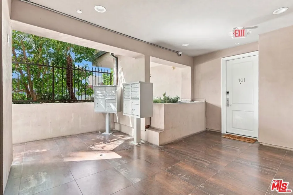 8121 Norton Avenue #403 West Hollywood, CA 90046