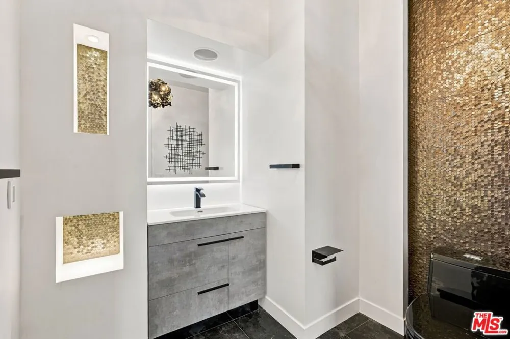 8121 Norton Avenue #403 West Hollywood, CA 90046