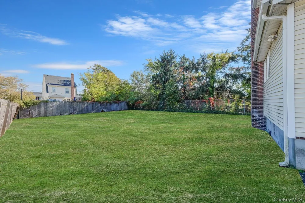 39 Chapman Place Bay Shore, NY 11706