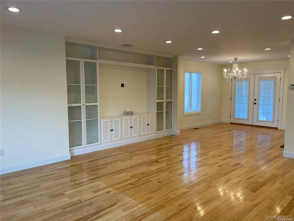 17 Wood Lane Valley Stream, NY 11581