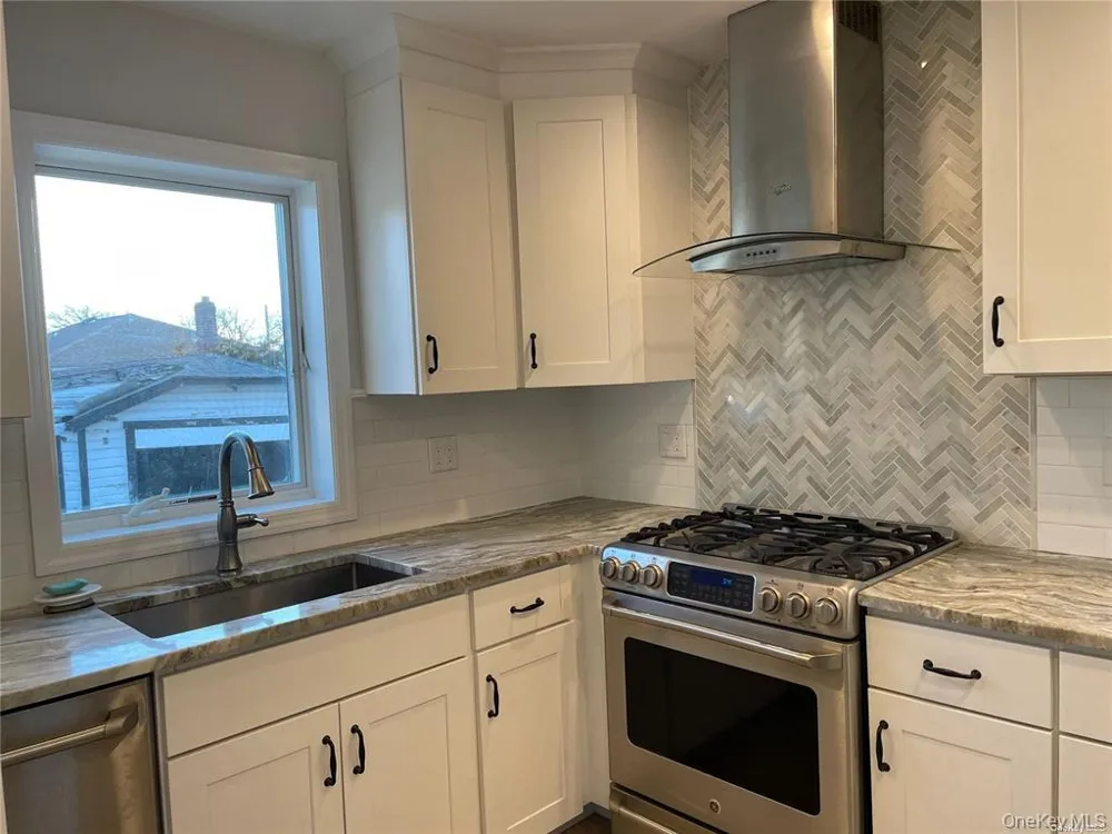 17 Wood Lane Valley Stream, NY 11581