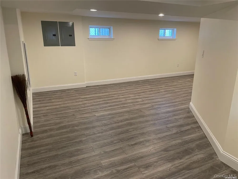 17 Wood Lane Valley Stream, NY 11581