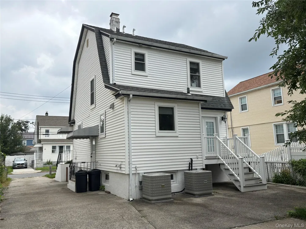 17 Wood Lane Valley Stream, NY 11581