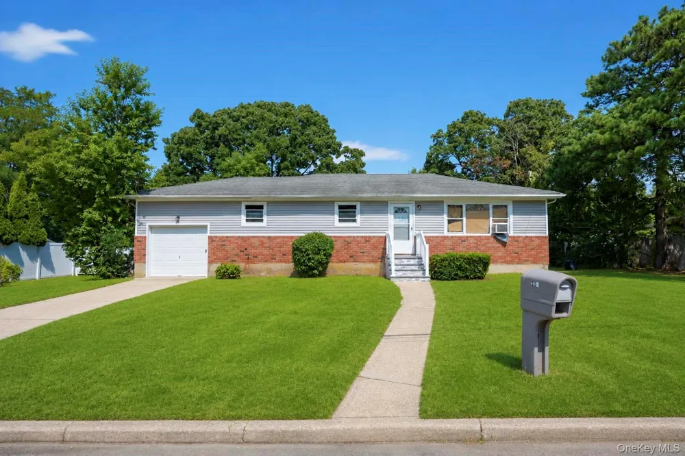 334 Robbins Street Lindenhurst, NY 11757