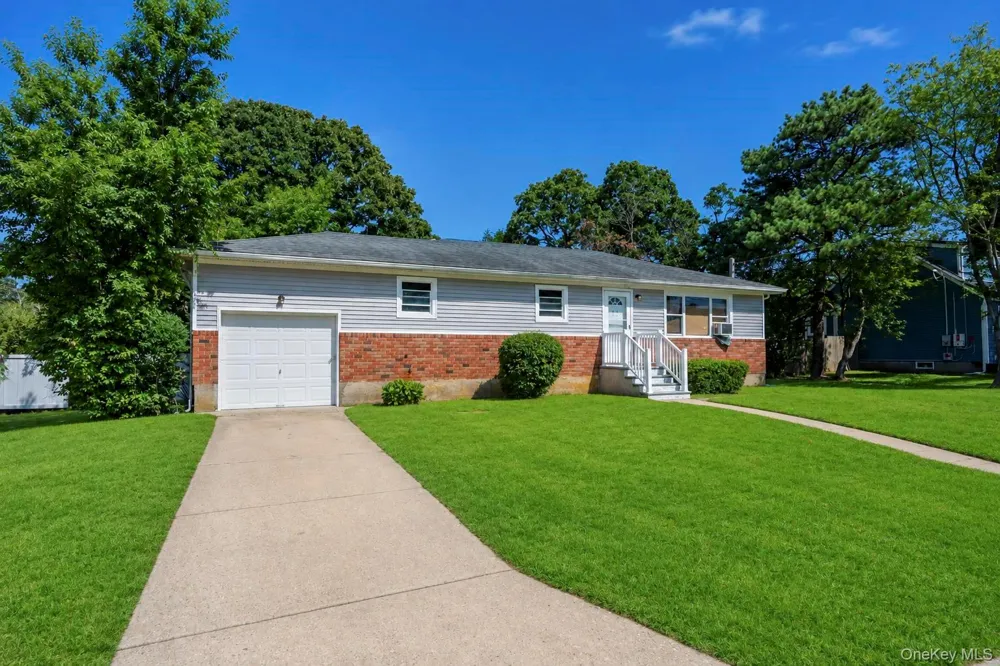 334 Robbins Street Lindenhurst, NY 11757