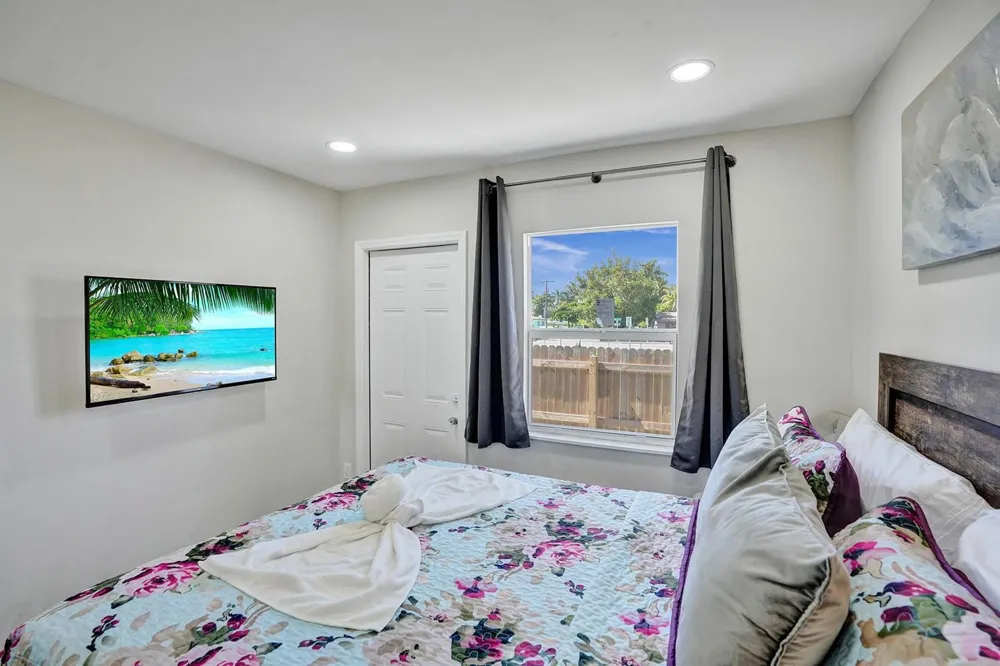 8047 NW 1st Place Miami, FL 33150