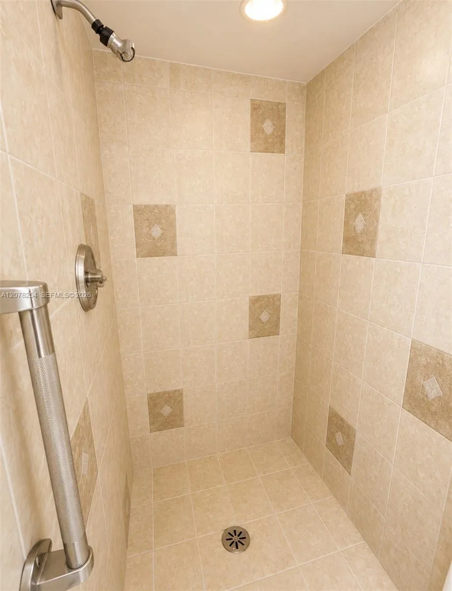 2500 Parkview Dr #1207 Hallandale Beach, FL 33009