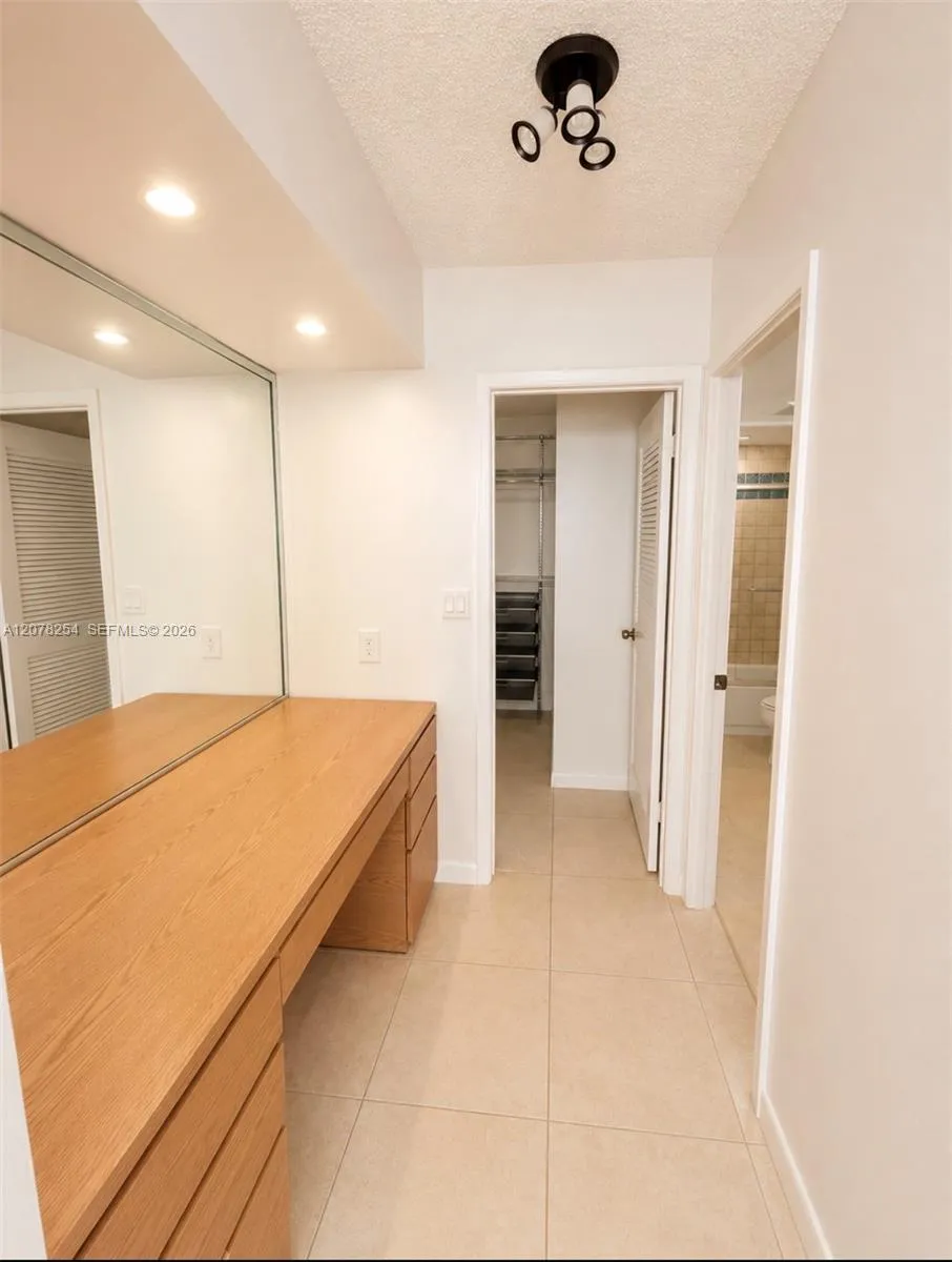2500 Parkview Dr #1207 Hallandale Beach, FL 33009